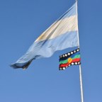 Insistimos Esto Es Grave cuidado con la mentira de la nación mapuche,no aceptamos otra bandera que no sea el pabellón nacional de la república ARGENTINA.