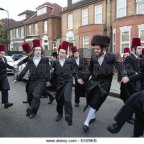 “Privilegios especiales en Inglaterra para la comunidad judia, no pagan impuestos, colegios gratis, viven de subvenciones y seguridad propia…